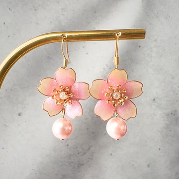 盛開櫻花與光澤珍珠的耳針/耳夾 春季色調 醫療級不鏽鋼材質 日本製