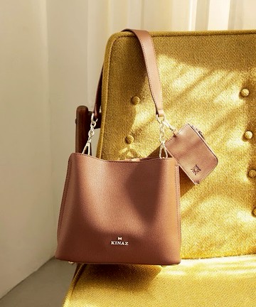 【KINAZ】小花苞袋口多層附拉鍊包雙背帶肩背斜背水桶包-咖啡軟糖-小公主系列(BZ96420-79)