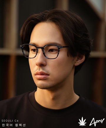 深藍色醋酸纖維 x 鈦金屬 結合 精湛工藝：頂級品質