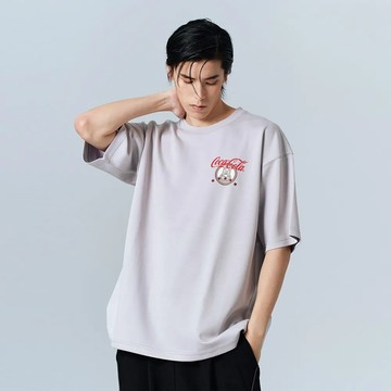 Daniel Wong x Coca Cola 太空棉草寫字短袖上衣(石灰) - L－XL