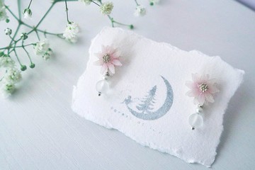 午夜的森林。磨砂半透小雛菊耳釘。梅色