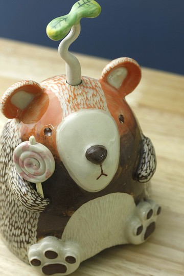 小熊拿著他的棒棒糖