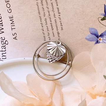 【西洋古董飾品】心型炫光錯視愛心 銀光澤綻放 胸章胸針