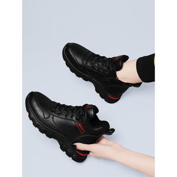 真皮高幫女鞋2025新款秋冬運動休閑廚房防滑皮鞋子媽媽軟底旅游鞋