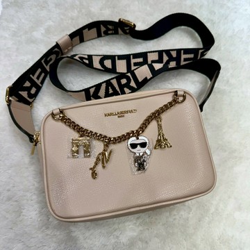 【卡爾｜全新】現貨 KARL LAGERFELD 相機包 鐵標 鐵標 雙拉鍊 斜背包｜Little Bee 小蜜蜂精品