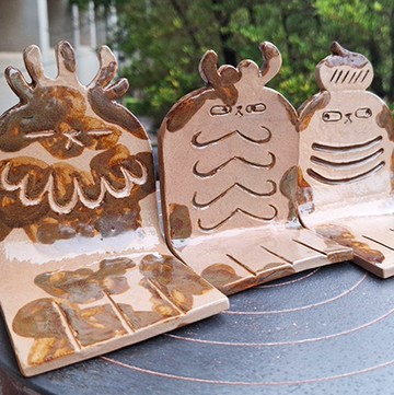 【陶版成型】裝飾物–怪怪開花生物書檔