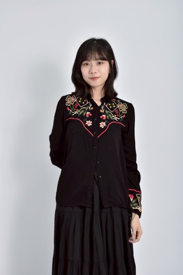 (S) zara質感刺繡花紋黑色長袖上衣