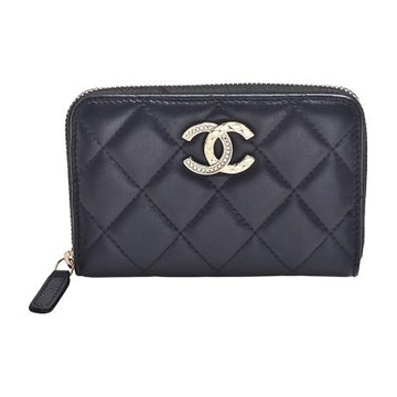 CHANEL 經典水鑽壓紋雙C LOGO菱格紋小羊皮拉鍊零錢包(黑色)