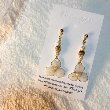 花開系列 手折銅線花型氣質點綴珍珠 垂墜式耳環 米白色【防過敏耳針/耳夾】