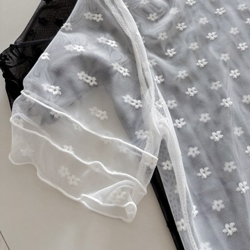 氛圍滿點🌼小花網紗袖壓摺透膚短袖上衣【SA571811】DesireShop