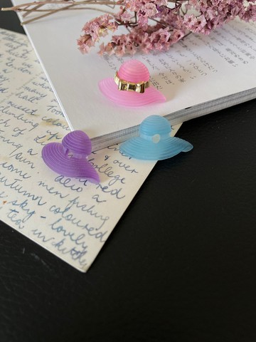 古董1981年三色莫蘭迪塑料蝴蝶結草帽別針胸針AVON b903