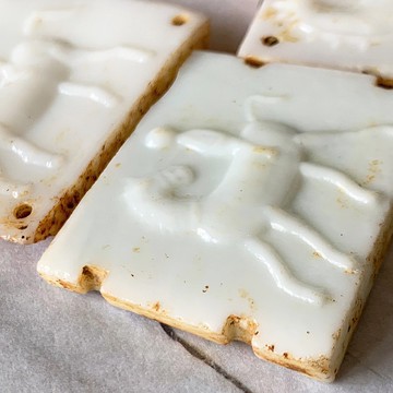 中國 宋明時期瀟灑駿馬古玻璃方形帶板│帶鉤 / 銙 稀有出土文物