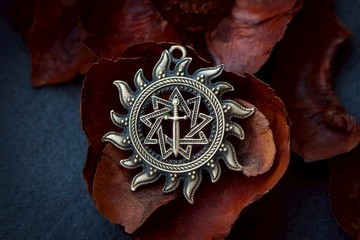 斯拉夫風格的太陽形式的青銅吊墜。 項鏈帶有太陽和劍.