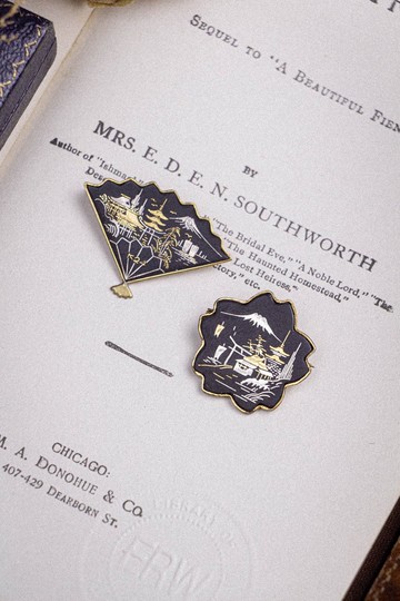 日本Amita古董象嵌 24K金/純銀鑲嵌工藝 富士山景 扇子與櫻花胸針