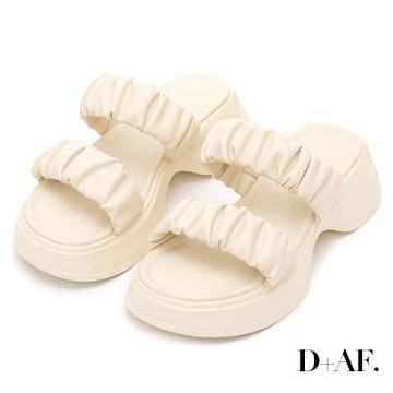D+AF 輕柔軟綿雲朵抓皺輕量拖鞋 米