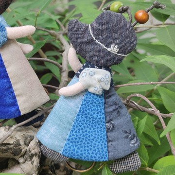 Sue Indigo - 小女孩手工刺繡鑰匙扣