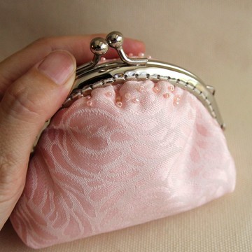 11公分圓弧形口金包 粉紅緞面花