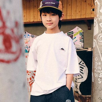 Y B S - 純棉圓領短袖上衣-後領刺繡-白色