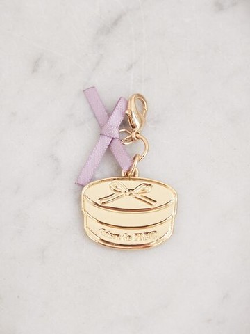 金屬禮盒造型緞帶小吊飾(8A42FBJ0400) - Maison de FLEUR