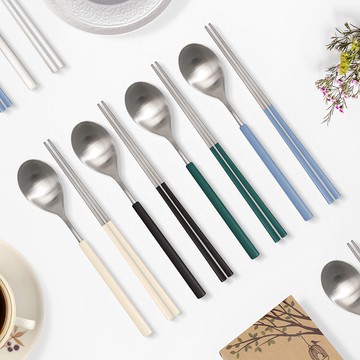 Raonnuri Della 防刮全不鏽鋼彩色韓式湯筷組  湯匙 4支 + 筷子 4雙  象牙色、深黑、深祖母綠、藍灰色  1組