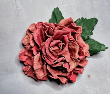 深粉色皮革玫瑰胸針、花朵飾花、髮飾與帽夾。
