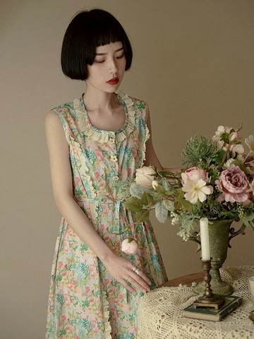 花花綠綠的夏天 U領刺綉花邊碎花無袖洋裝 後腰繫帶無袖連身裙