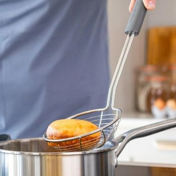 《KitchenAid》美國 不鏽鋼濾杓(岩灰36.5cm) | 線漏勺 撈杓 濾網 濾網勺 濾網杓 油炸網