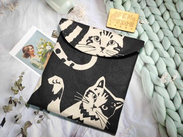 袋物系列-日本知名設計師厚棉布黑底米白大貓咪袋蓋磁釦款-放A5書