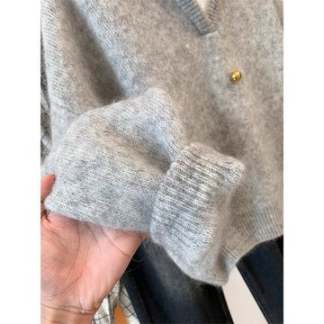 灰色V領浣熊絨針織毛衣女秋冬新款軟糯慵懶風套頭寬松保暖上衣厚