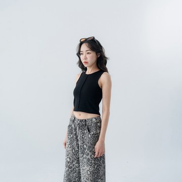 QUEENSHOP_S 女裝 前中褶線設計短版削肩背心-黑S/M 現+預 【01150482】