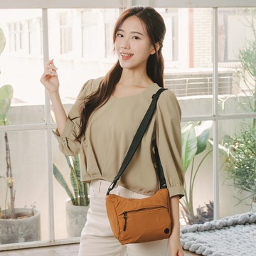 輕柔純色尼龍多功能兩用斜背包 焦糖棕