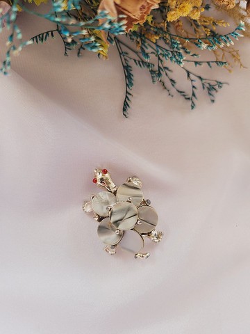 美國西洋古董飾品 / 淡金母貝可愛紅眼小烏龜胸針/別針 古董首飾