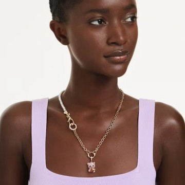 【Swarovski 施華洛世奇】Idyllia 吊飾(混合式切割 泰迪熊 粉紅色 18K 金飾面) (5738357)