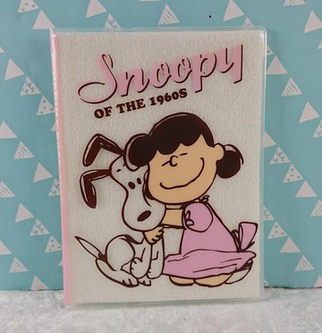 【震撼精品百貨】史奴比Peanuts Snoopy  證件套 白色 露西抱SN 震撼日式精品百貨