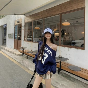 FUXI 美式復古字母印花斜肩上衣女 大學T 長袖露肩上衣 衛衣 辣妹休閒寬鬆長袖t恤 女裝 衣服【A6959】