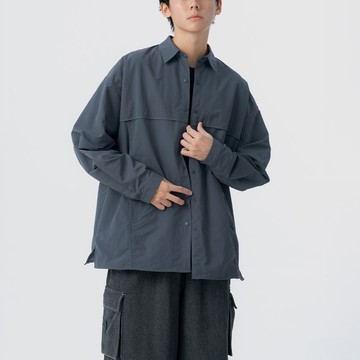 QUEENSHOP_F 情侶裝 長袖 剪接口袋設計寬版襯衫 兩色售 1/2【01025719】