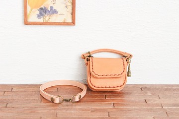 真皮微型磁性包掛飾，帶米色掛繩