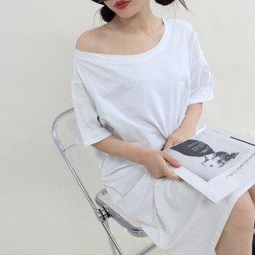 新款露肩大領口鎖骨連衣裙女2025夏寬松大版簡約純色T恤一字肩t裙