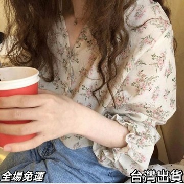 現.貨 清新美膩少女感~韓國24年春碎花印花氣質簡約V領喇叭袖雪紡襯衫女AA