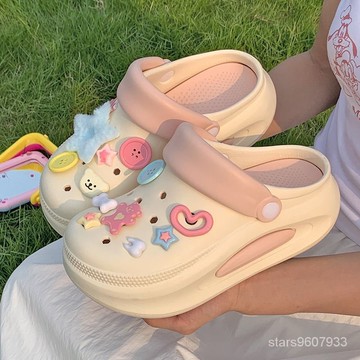 超軟超好看💖多巴胺厚底洞洞鞋女夏季外穿網紅防滑增高沙灘涼鞋包頭半拖鞋秋韆 8EU2