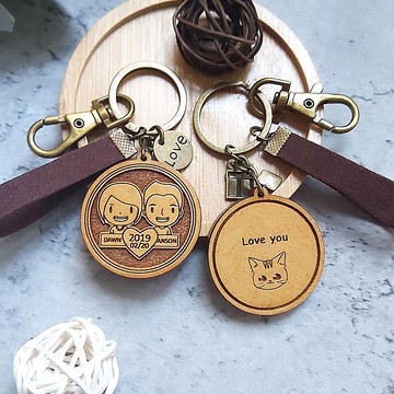 【訂製】簡筆風-木製情侶吊飾-似顏繪/客製化文字