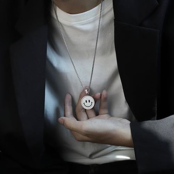 搭配衣服笑臉項鏈男潮鈦鋼小眾個性男生毛衣鏈女配飾男士掛飾吊墜