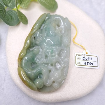 逸品軒~天然緬甸玉A貨-D0111-細糯淡綠帶黃翡龍牌墜子 長83mm寬49.4mm厚12.7mm 寓意「步步高升」、「