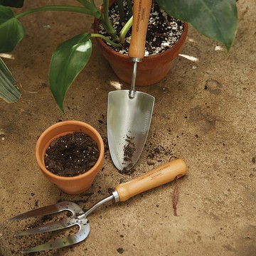 英國Gentlemen原木手柄植栽工具逸品禮盒組(鐵鏟與三爪耙