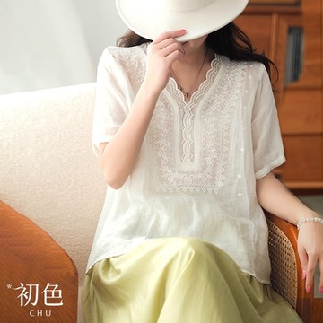 初色  涼爽透氣純色V領文藝刺繡棉麻風短袖T恤上衣-共2色-69856(M-2XL可選)