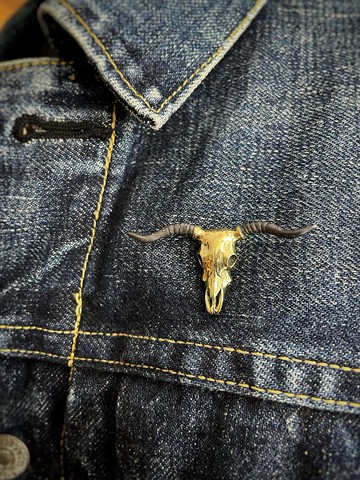 黃銅金牛座公牛頭骨胸針。