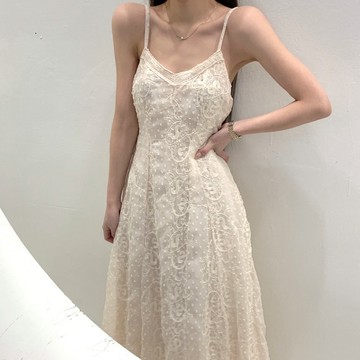 【桃喜Rich女裝】韓國chic女裝長裙 溫柔風蕾絲刺繡帶胸墊吊帶洋裝 V領收腰顯瘦繫帶連身裙 杏色洋裝 黑色洋裝