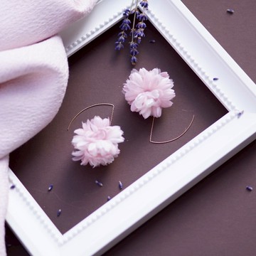 Aphrodite 飽滿粉白色球狀垂墜係耳針耳環