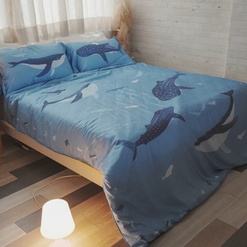 棉床本舖｜插畫聯名x海之樂園❱100s萊賽爾天絲™床包+兩用被 - K4特大床包+兩用被組/含枕套\t