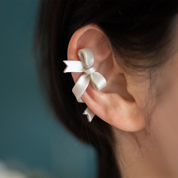 飄逸的蝴蝶結  / 耳骨夾組 / 珍珠白